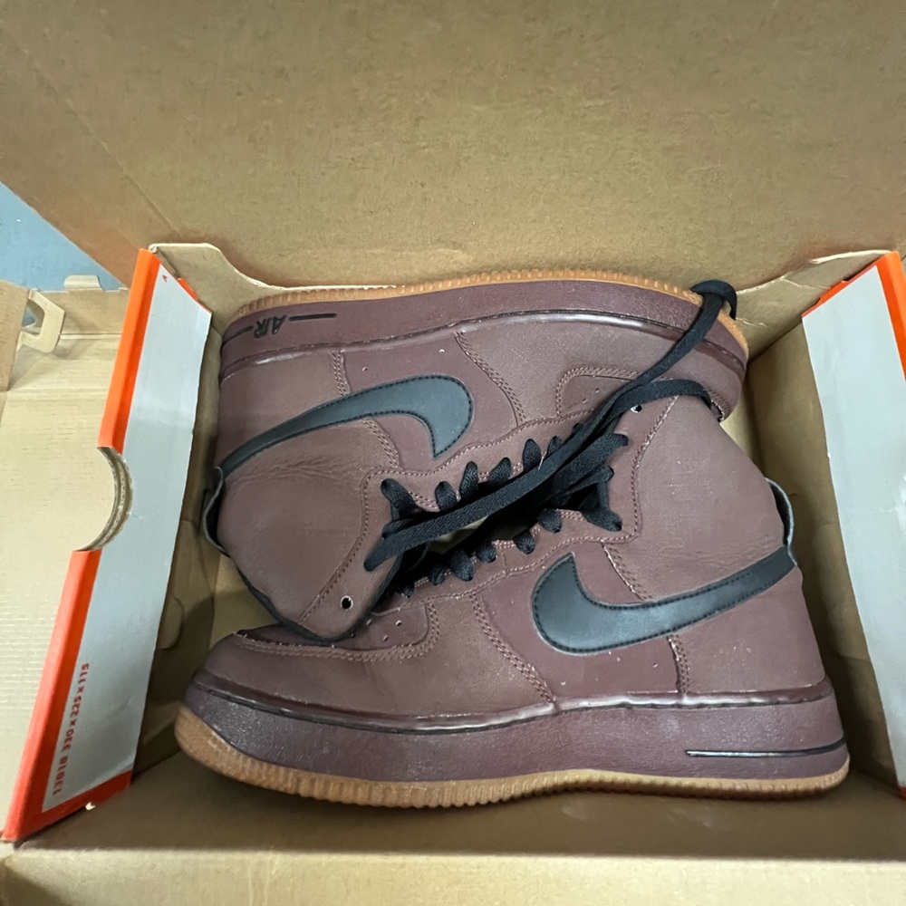 Nike men’s athletic shoes used one time no damage like new size 9 burgundy
